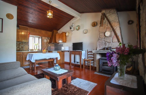 Sortelha House | Holiday Home 'Casa Da Calçada - Turismo Sortelha' with Private Terrace, Wi-Fi and Air Conditioning