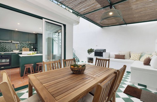 Alcochete House | Holiday Home 'Casa Da Praia' with Private Terrace, Balcony and Wi-Fi
