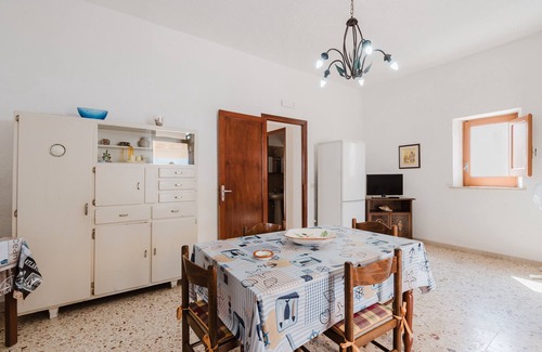 Petrosino House | Holiday Home 'Casa Damari-Fronte Spiaggia' with Sea View and Private Terrace