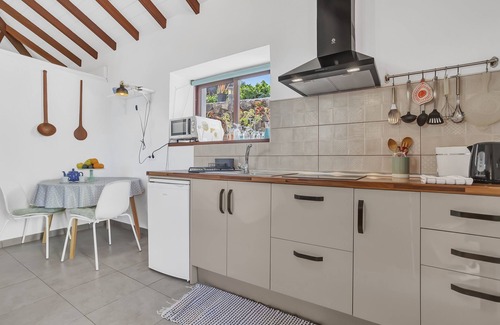 La Orotava House | Holiday Home Casa de Teja with Sea View, Mountain View, Wi-Fi, Terrace & Garden; Pet-friendly