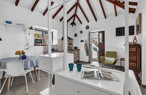 La Orotava House | Holiday Home Casa de Teja with Sea View, Mountain View, Wi-Fi, Terrace & Garden; Pet-friendly