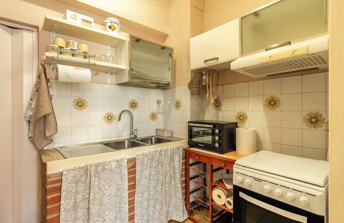 Montecarlo House | Holiday Home 'Casa Di Nonna Tosca Montecarlo' with Mountain View, Wi-Fi and Air Conditioning
