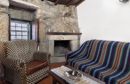 Rossas House | Holiday Home 'Casa Do Boticas' with Mountain View, Shared Pool and Wi-Fi