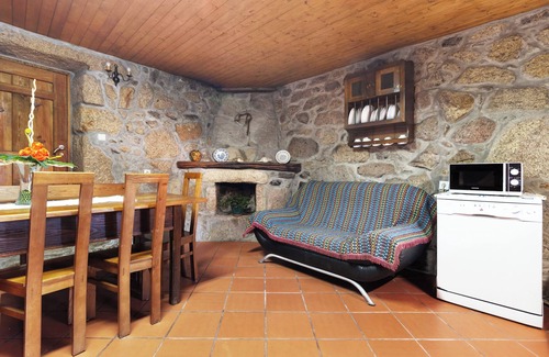 Rossas House | Holiday Home 'Casa Do Boticas' with Mountain View, Shared Pool and Wi-Fi