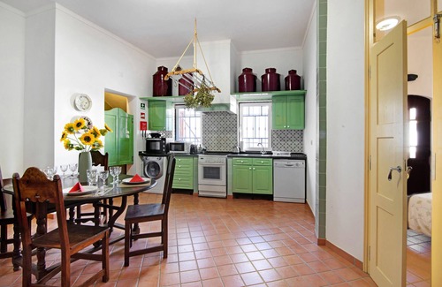 Carvalhinhos House | Holiday Home "Casa do Lavrador Furnazinhas" with Mountain View & Wi-Fi