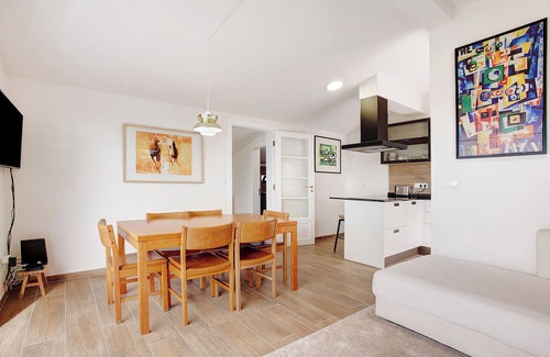 Canhas House | Holiday Home 'Casa Do Lenhador' with Sea View, Private Garden and Wi-Fi