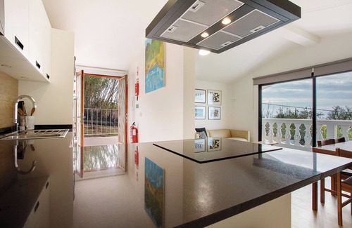 Canhas House | Holiday Home 'Casa Do Lenhador' with Sea View, Private Garden and Wi-Fi