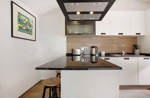 Canhas House | Holiday Home 'Casa Do Lenhador' with Sea View, Private Garden and Wi-Fi