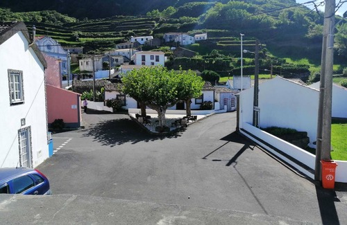 Fajazinha House | Holiday Home 'Casa do Rossio' with Mountain View & Wi-Fi