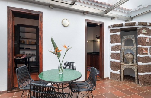 Las Tricias House | Holiday Home 'Casa El Café' with Sea View, Private Terrace and Wi-Fi
