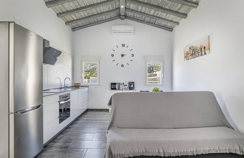 San Ambrosio House | Holiday Home 'Casa El Elefante' with Private Terrace, Wi-Fi and Air Conditioning