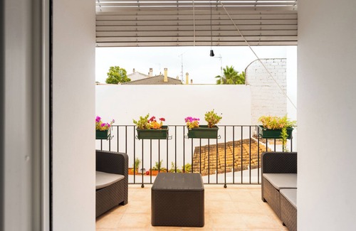El Pedroso House | Holiday Home 'Casa El Pedroso' with Private Terrace, Wi-Fi and Air Conditioning