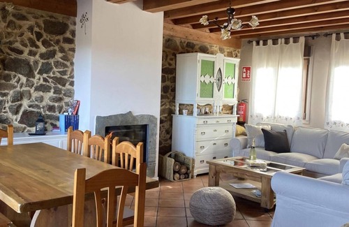 La Horcajada House | Holiday Home 'Casa Rural Lucia' with Mountain View, Private Terrace and Wi-Fi