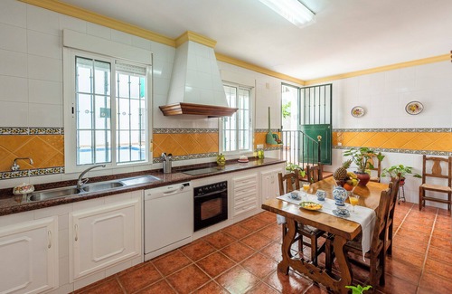 La Lantejuela House | Holiday Home 'Casa Rural Berraquero' with Pool, Terrace & Wi-Fi