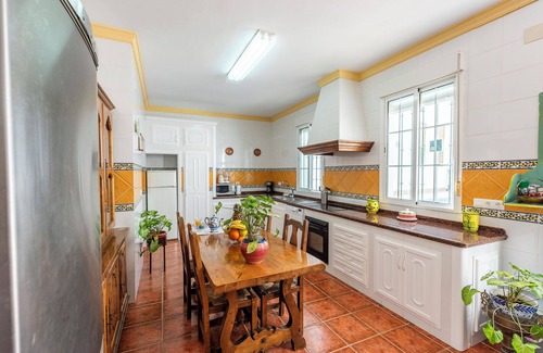 La Lantejuela House | Holiday Home 'Casa Rural Berraquero' with Pool, Terrace & Wi-Fi