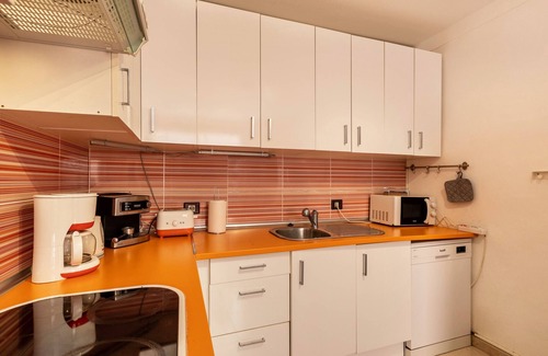 Las Rosas House | Holiday Home Casa Golfin with Garden View, Wi-Fi & Terrace
