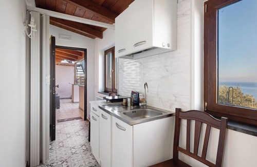 Monte Chiaro House | Holiday Home 'Casa Vacanza Il Casale Del Sole' with Sea View, Wi-Fi and Air Conditioning