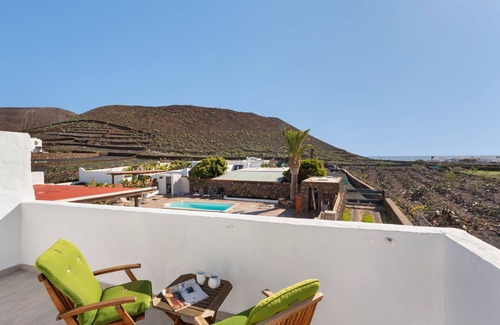 Guatiza House | Holiday Home 'Casa La Caldereta' with Mountain Views, Private Pool and Wi-Fi