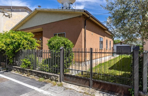 Rosolina House | Holiday home "Casa Marina' with fireplace and underfloor heating.