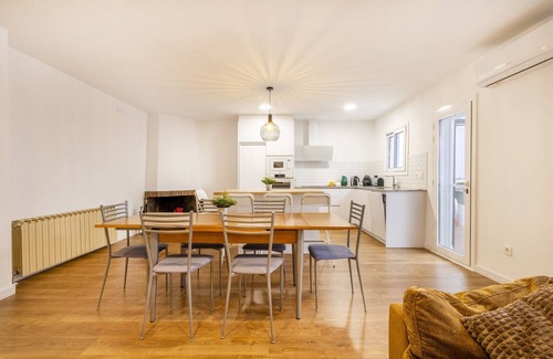 Almacelles House | Holiday Home 'Casa Olegari' with Private Terrace, Wi-Fi and Air Conditioning