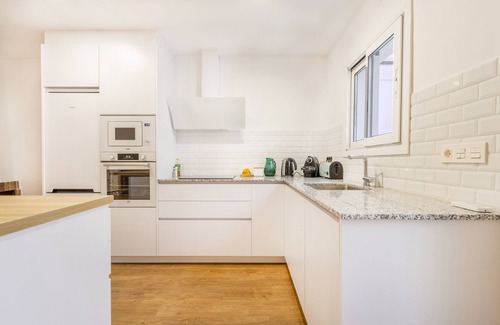 Almacelles House | Holiday Home 'Casa Olegari' with Private Terrace, Wi-Fi and Air Conditioning