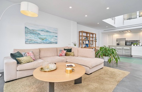 Nerja City Centre House | Holiday Home 'Casa Parras' with Private Pool, Wi-Fi and Air Conditioning