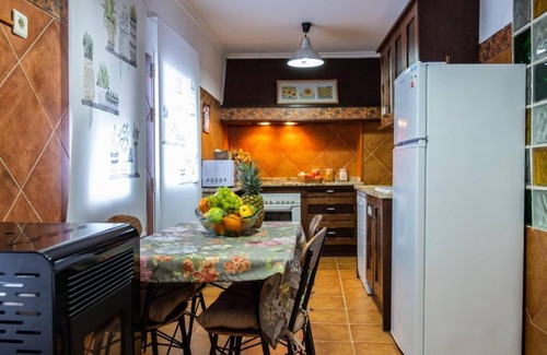 Navahermosa House | Holiday Home 'Casa Rural El Puente Grande' with Private Pool, Wi-Fi and Air Conditioning