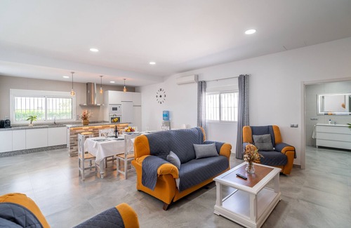 La Lantejuela House | Holiday Home 'Casa Rural Villa Gordito' with Private Pool, Wi-Fi and Air Conditioning