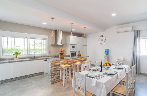 La Lantejuela House | Holiday Home 'Casa Rural Villa Gordito' with Private Pool, Wi-Fi and Air Conditioning