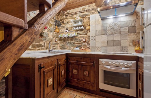 Priaranza del Bierzo House | Holiday Home 'Casa Rural Cornatel' with Private Terrace and Balcony