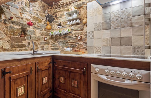 Priaranza del Bierzo House | Holiday Home 'Casa Rural Cornatel' with Private Terrace and Balcony