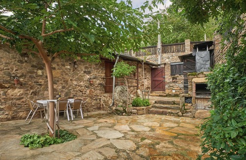 Priaranza del Bierzo House | Holiday Home 'Casa Rural Cornatel' with Private Terrace and Balcony