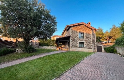 Ventosilla de San Juan House | Holiday Home 'Casa Rural La Carrasquilla' with Private Terrace, Private Garden and Wi-Fi