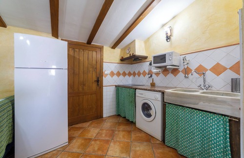 Laroya House | Holiday Home 'Casa Rural Albaida' with Mountain View, Shared Pool and Wi-Fi