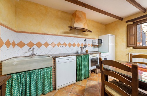 Laroya House | Holiday Home 'Casa Rural Matasiete' with Mountain View, Shared Pool and Wi-Fi