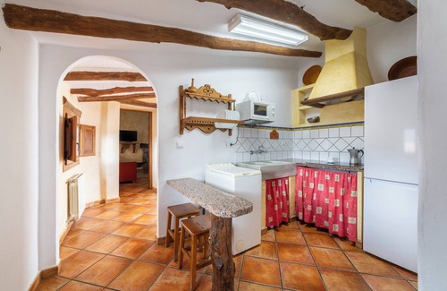 Laroya House | Holiday Home 'Casa Rural San Marcos' with Mountain View, Shared Pool and Wi-Fi