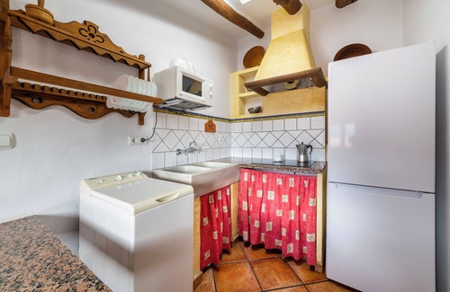 Laroya House | Holiday Home 'Casa Rural San Marcos' with Mountain View, Shared Pool and Wi-Fi