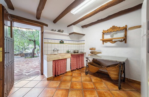 Laroya House | Holiday Home 'Casa Rural La Curiosa' with Mountain View, Shared Pool and Wi-Fi