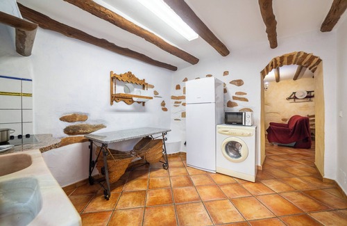 Laroya House | Holiday Home 'Casa Rural La Curiosa' with Mountain View, Shared Pool and Wi-Fi