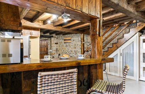 Tornon House | Holiday Home 'Casa Rural Adrimar' with Mountain View, Wi-Fi and Air Conditioning