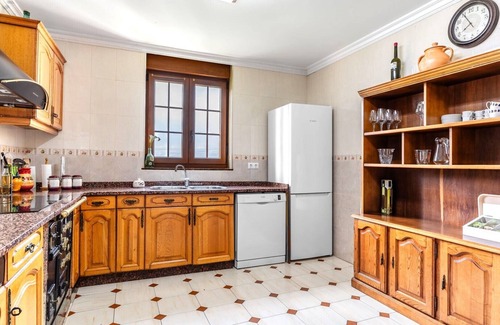 Voto House | Holiday Home 'Casa Rural La Praderia' with Mountain View, Private Terrace and Wi-Fi