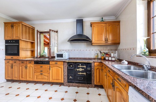 Voto House | Holiday Home 'Casa Rural La Praderia' with Mountain View, Private Terrace and Wi-Fi
