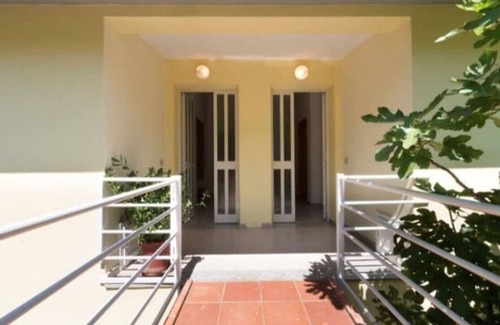 Iscra e Voes House | Holiday Home 'Casa Vacanza Sa Petra Ruja B' with Sea View, Balcony and Air Conditioning