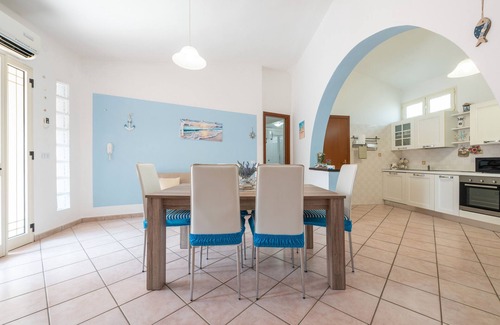 Muravera House | Holiday Home 'Casa Vacanze 4 Venti' with Private Terrace and Air Conditioning