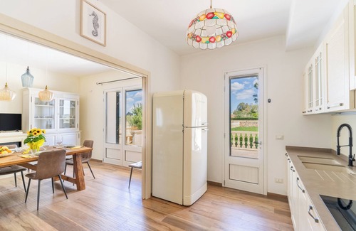 Spongano House | Holiday Home 'Casa Vacanze Le Giuggiole' with Private Terrace, Wi-Fi and Air Conditioning