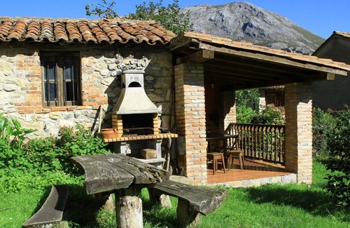 Mestas House | Holiday Home 'Caseron De Pontigu' with Mountain View, Private Terrace and Wi-Fi