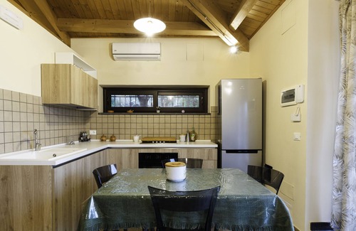 Viagrande House | Holiday Home Casetta delle Rose with A/C and Wi-Fi