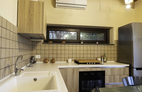Viagrande House | Holiday Home Casetta delle Rose with A/C and Wi-Fi