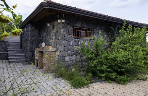 Viagrande House | Holiday Home Casetta delle Rose with A/C and Wi-Fi