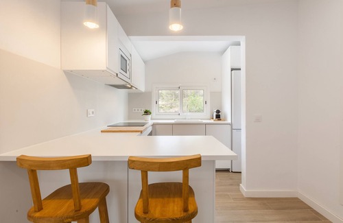 Canyelles House | Holiday Home "Casita Palmeras" with Mountain View, Private Garden & Wi-Fi